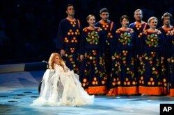 Yuliya Samoylova 2014-yilda Qrimda qo'shiq ijro etgan, Qishki paralimpiya o'yinlari ochilish marosimida