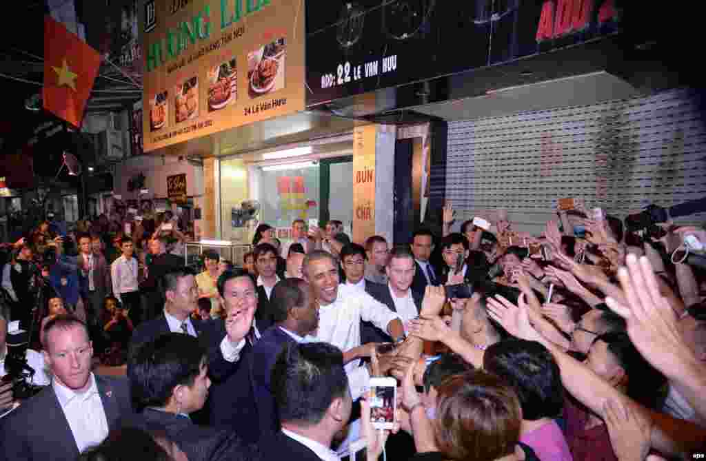 Tổng thống Mỹ Barack Obama bắt tay với người dân địa phương khi ông rời khỏi quán bún chả ở Hà Nội, ngày 23 tháng năm năm 2016.