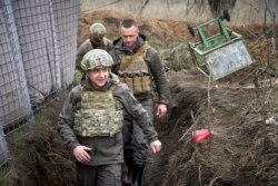 FILE - Rais wa Ukrainian Volodymyr Zelenskiy akitembelea majeshi yaliyoko mstari wa mbele upande wa mashariki wa Ukraine, April 9, 2021, ambapo waasi wanaoungwa mkono na Russia wanapambana na majeshi ya Ukraine katika mgogoro wa tangu 2014 uliouwa zaidi ya watu 14,000 .