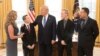 El presidente Donald Trump se reunió con sus invitados al discurso sobre el Estado de la Unión en la Casa Blanca. En esta foto lo acompaña su invitado Preston Sharp junto a su familia.