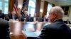 El presidente Donald Trump, escucha hablar al Fiscal General Jeff Sessions, durante una reunión del gabinete en la Casa Blanca, el 16 de agosto de 2018, en Washington.