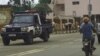 Motoqueiro e carro da polícia