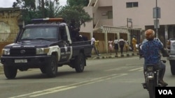 Motoqueiro e carro da polícia