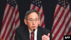 Bộ trưởng Năng Lượng Hoa Kỳ Stephen Chu chủ tọa lễ ký kết cùng với Bộ trưởng Khoa Học Và Công Nghệ Trung Quốc