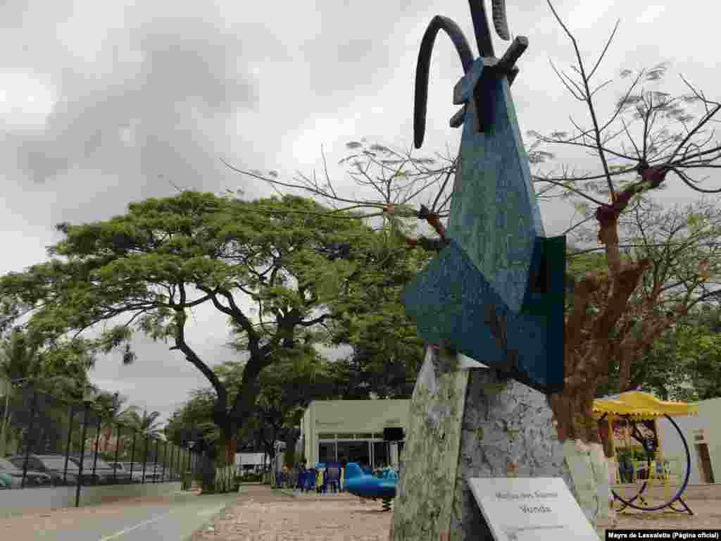 Palancas estilizadas expostas no Jardim da Unidade Africana de Luanda, projeto da Fundação Arte e Cultura