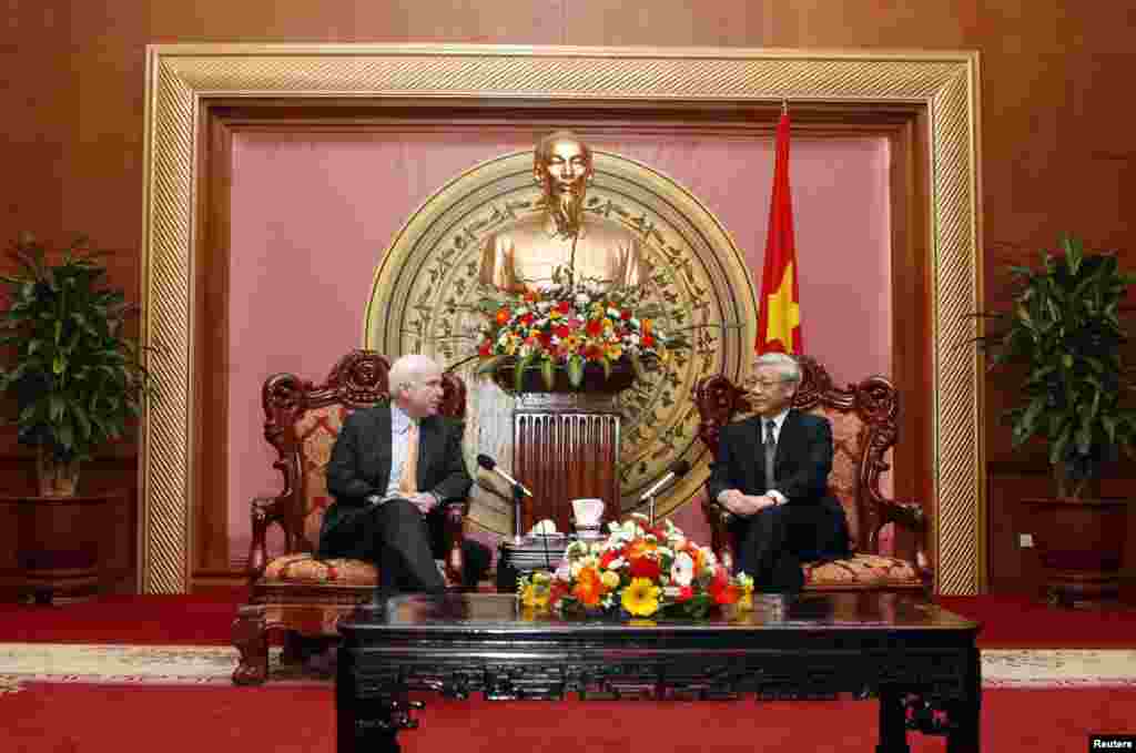 Thượng nghị sĩ Hoa Kỳ John McCain hội đàm với Chủ tịch Quốc hội Việt Nam Nguyễn Phú Trọng tại Hà Nội ngày 7 tháng 4 năm 2009. Truyền thông nhà nước dẫn lời ông nói ông bày tỏ ấn tượng mạnh mẽ về “những thay đổi to lớn” của Việt Nam trong 10 năm qua. Ông Trọng thì bày tỏ mong muốn ông McCain sẽ tiếp tục có những đóng góp thiết thực vào việc thúc đẩy quan hệ hai nước, hai Quốc hội. 