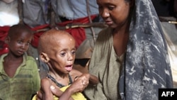 Một phụ nữ Somalia bế đứa con bị suy dinh dưỡng