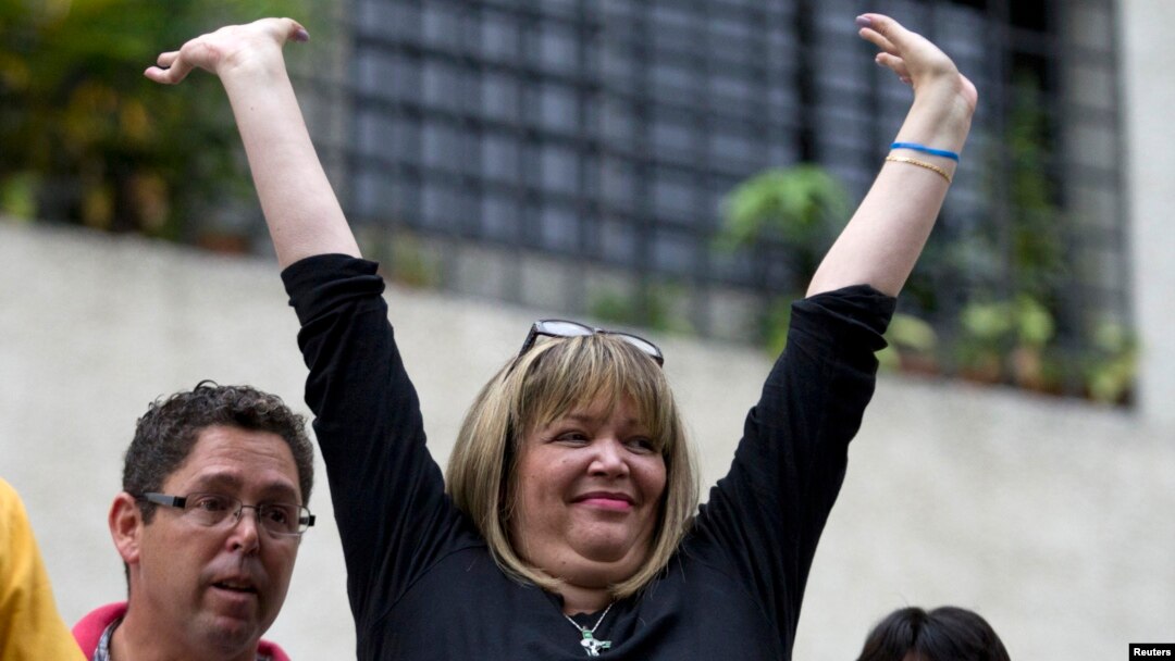 Entre las liberadas se encuentra la jueza María Lourdes Afiuni, quien se encontraba bajo libertad condicional desde hace casi seis años. El pasado mes de marzo fue sentenciada a cinco años de prisión. 