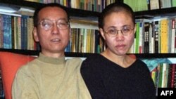 Nhà bất đồng chính kiến Trung Quốc Lưu Hiểu Ba và vợ Lưu Hà (hình chụp ngày 22/10/2002)