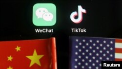 資料照：美中國旗與TikTok和微信的應用程序標誌