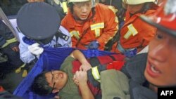 Nhân viên cứu hộ khiêng người bị thương ra khỏi hiện trường tai nạn xe điện ngầm ở ở Thượng Hải, ngày 27/9/2011