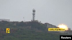 헤즈볼라가 레바논-이스라엘 접경 이스라엘 군사시설을 타격했다고 밝힌 곳에서 폭발이 일어나고 있다. 지난해 11월 공개 소셜미디어 영상 캡쳐. (자료사진)