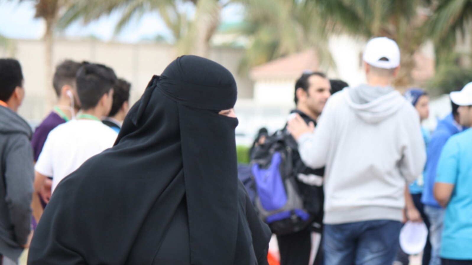 FILE - A woman wears a mandatory abaya, or loose-fitting gown, over her clothes in Jeddah, Saudi Arabia, Jan. 28. 2016. Rumors are circulating that a mixed-gender nightclub that does not require women to wear loose robes has opened in the city. (H. Murdock/VOA)