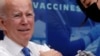 El presidente de EEUU, Joe Biden, recibe una vacuna de refuerzo contra el COVID--19 en la Casa Blanca el 25 de octubre de 2022.