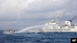 菲律賓海警隊2023年12月10日的照片顯示中國海警船向菲律賓供給船發射水炮。