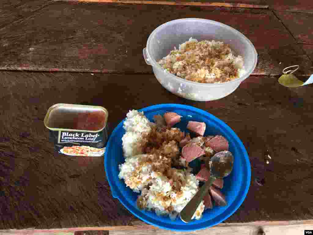 Bữa trưa mà Peter Immanuel mang theo trong chuyến đi câu cá, trên đảo Ros, phía nam Pohnpei, Liên bang Micronesia, ngày 27 tháng 4, 2017. 