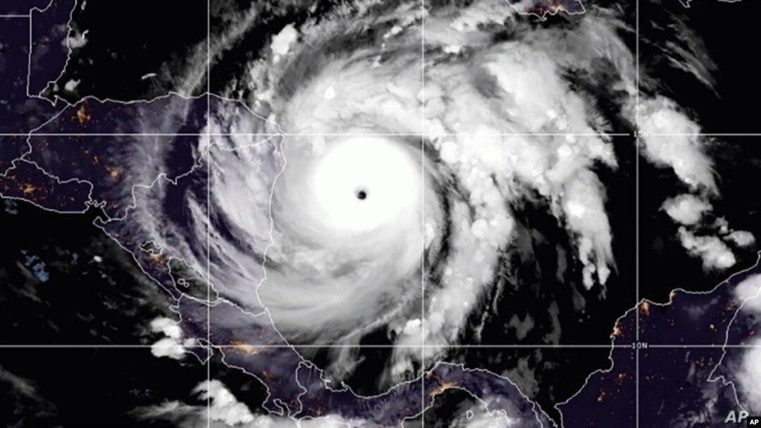 Esta imagen de satélite de la Administración Nacional Oceánica y Atmosférica muestra el huracán Iota, el 16 de noviembre del 2020.