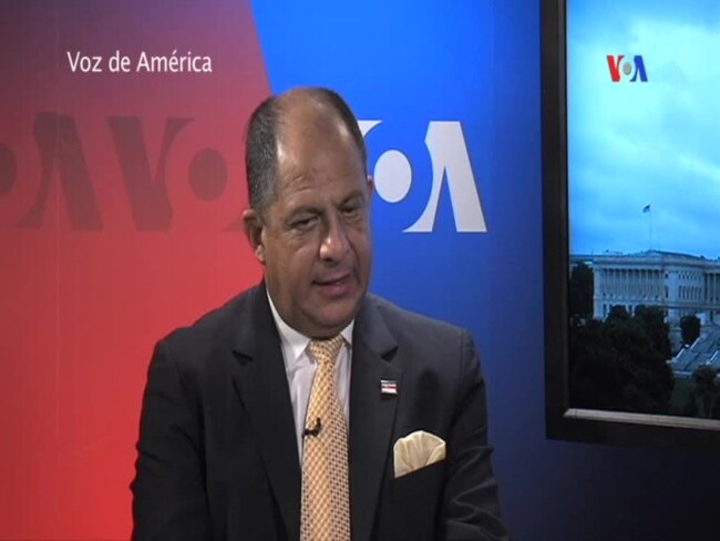El presidente Luis Guillermo Solís conversa con la VOA