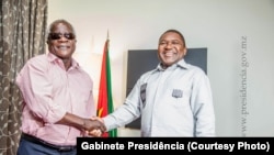 Afonso Dhlakama, líder da RENAMO (esq) e Filipe Nyusi, Presidente da República de Moçambique quando do seu primeiro encontro