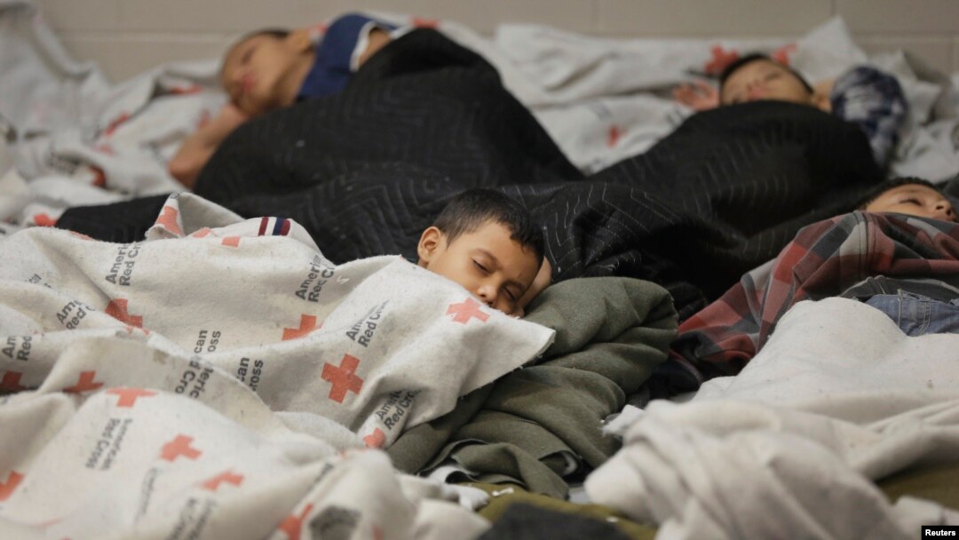 Los niños y jóvenes detenidos en la frontera permanecen en custodia de las autoridades de inmigración en Brownsville y Nogales, Arizona mientras procesan sus traslados a albergues.
