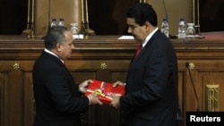 Con la Constitución en mano, Nicolás Maduro se presentó ante la Asamblea Nacional para presentar el informe de gestión del gobierno.