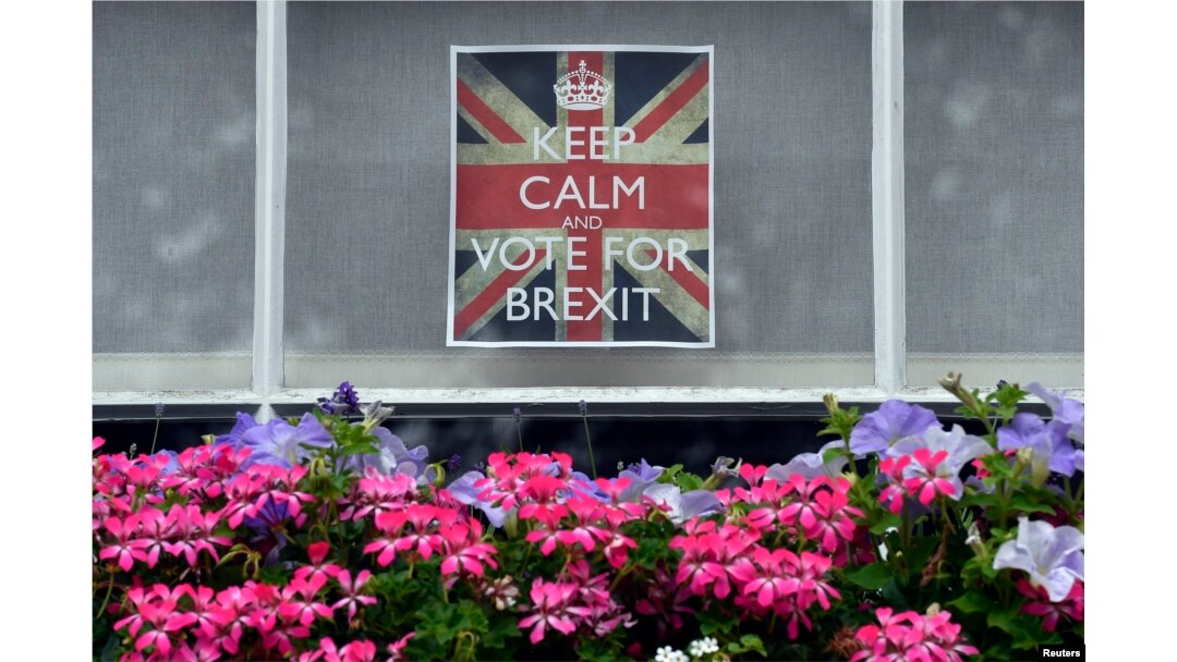 A vote 'Leave' poster is seen in a window in Chelsea, London, June 23, 2016.