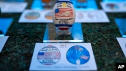 Huevos diseñados por hijos de miembros de las Fuerzas Armadas adornan la columnata este de la Casa Blanca antes de la Carrera de huevos de Pascua de la Casa Blanca, el jueves 28 de marzo de 2024, en Washington. (Foto AP/Evan Vucci)