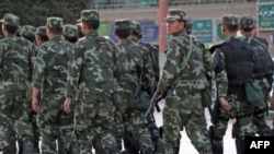 Tư liệu- Cảnh sát vũ trang Trung Quốc tuần tra một khu vực của người sắc tộc Uighur tại Kashgar, tỉnh Tân Cương, ngày 04 tháng 08 năm 2011. 