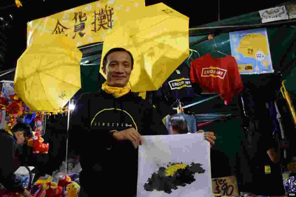 Mr. Chen, who runs an umbrella store, hoped he could bring the spirit of the Umbrella Movement to the community at the Lunar New Year market, Hong Kong, Feb. 19, 2015. (VOA / Tang Hui Yun)