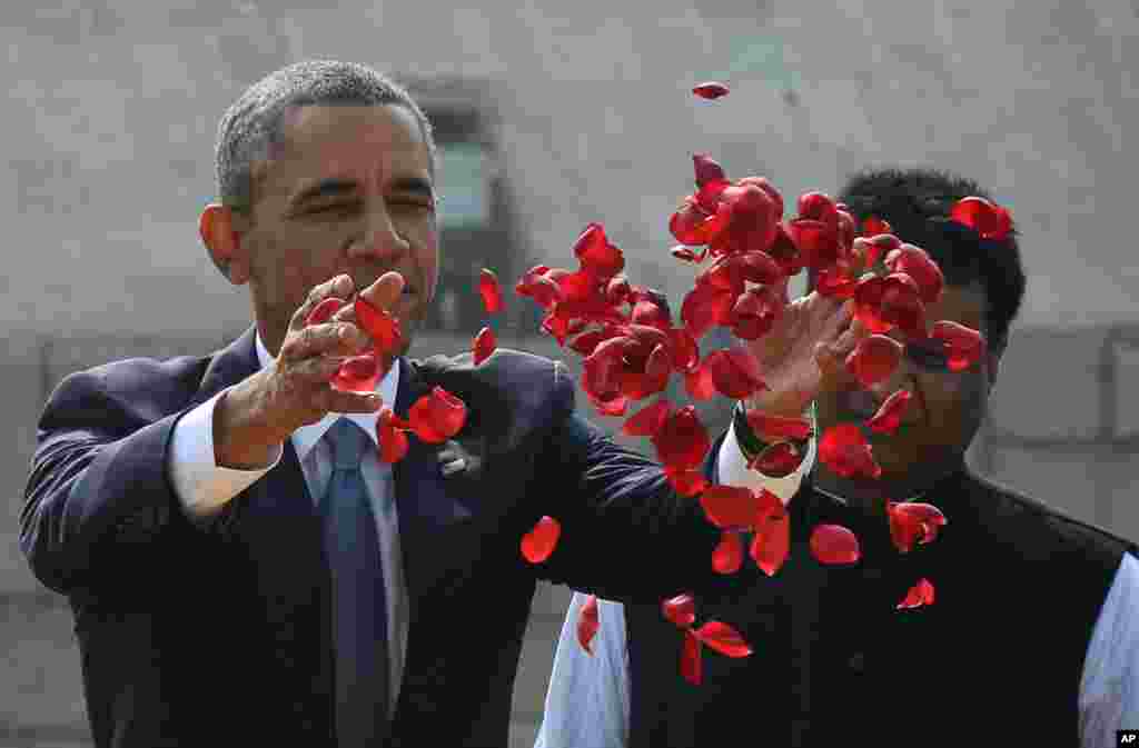 Tổng thống Barack Obama thả hoa tưởng niệm tại nơi biểu tượng độc lập Ấn Độ Mahatma Gandhi được hỏa táng tại New Delhi, ngày 25/1/2015.