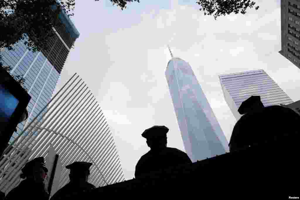 Maafisa wa polisi wako nje ya eneo la Ground Zero asubuhi ya maadhimisho ya miaka 15 ya mashambulizi ya Septemba 11 huko Manhattan, New York, Marekani, Septemba 11, 2016. REUTERS/Andrew Kelly