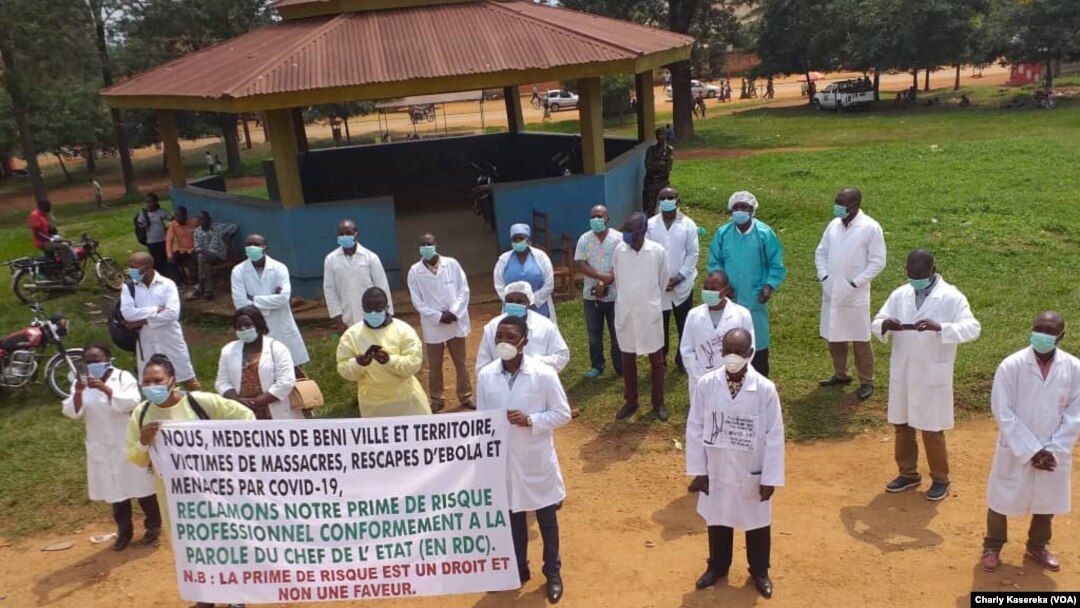 Wauguzi wa afya huko DRC 2020 walipoandamana kudai mishahara (VOA/Charly Kasereka)