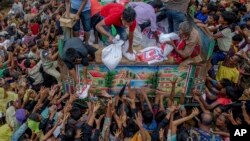 Người Hồi giáo Rohingya nhận cứu trợ ở trại tị nạn Balukhali, Bangladesh, ngày 18/9/2017.
