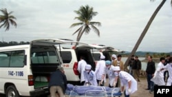 Nhân viên y tế Việt Nam đưa thi thể một nạn nhân trong vụ chìm tàu du lịch lên xe cứu thương tại tỉnh Quảng Ninh, ngày 17/2/2011