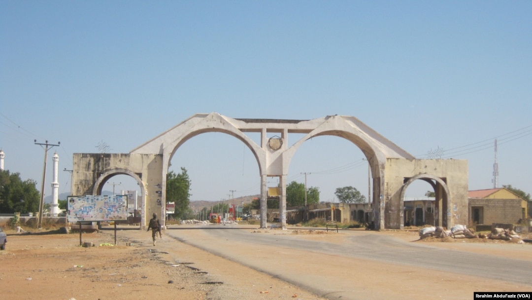 Kofar shiga garin Mubi a Jihar Adamawa a bayan da aka kori 'yan Boko Haram daga cikin garin