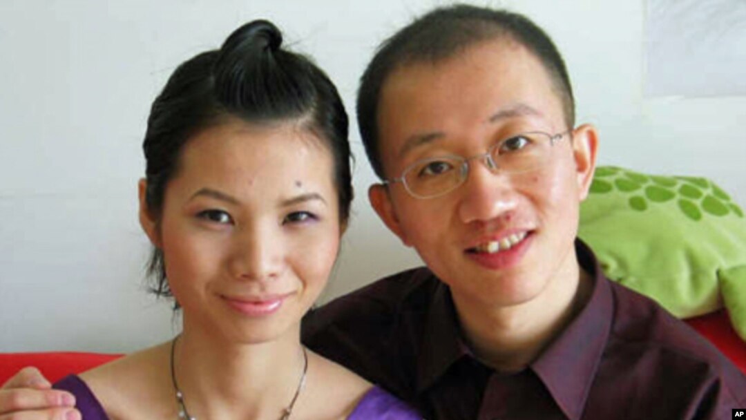中國著名維權人士胡佳和妻子曾金燕 (檔案照片)