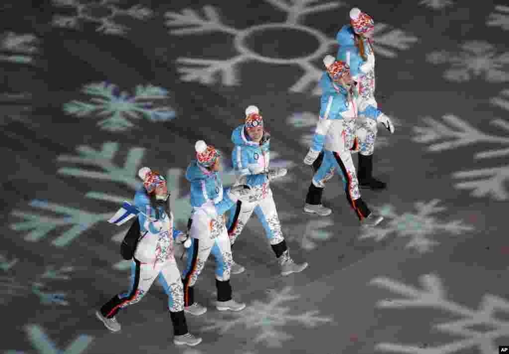 Finlyandiyalik sportchilar Qishki olimpiadaning yopilish marosimida