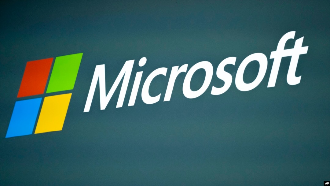 ARCHIVO - El logotipo de Microsoft se muestra en el Congreso Mundial de Móviles 2023 en Barcelona, ​​España, el 2 de marzo de 2023.