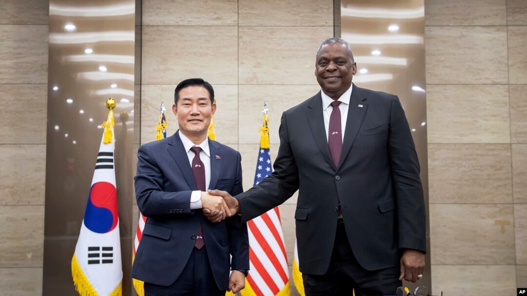 El secretario de Defensa de EEUU, Lloyd Austin (der) estrecha la mano de su homólogo surcoreano Shin Won-sik, en Seúl, Corea del Sur, el 13 de noviembre de 2023.