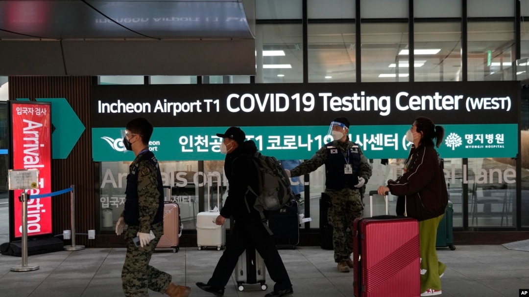 Waafiri wakipita karibu na kituo cha kupimba virusi vya Corona katika uwanja wa ndege wa kimataifa wa Incheon, Korea kusini. Jan 10, 2023 China imepiga marufuku wasafiri kutoka Korea kusini