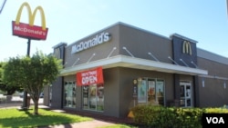 Los restaurantes de comida rápida, McDonald's, ofrecerán desayuno, almuerzo y cena gratis a trabajadores de la salud que enfrentan la pandemia de coronavirus, entre el 22 de abril y el 5 de mayo. Foto: [Luis Felipe Rojas/VOA] 