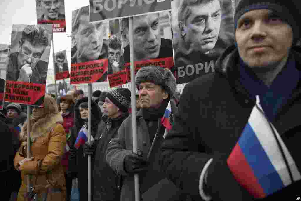 Người tuần hành cầm chân dung nhà lãnh đạo đối lập Boris Nemtsov, người đã bị bắn chết hôm thứ Sáu gần điện Kremlin, với hàng chữ "Ông đã đấu tranh cho tự do của một nước Nga, ông đã đấu tranh cho tương lai của chúng tôi!" tại Moscow, Nga, ngày 1/3/2015.