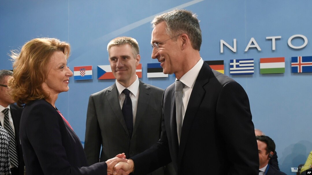 La ministra de Defensa montenegrina, Milica Pejanovic-Durisic, izquierda, saluda al secretario de la OTAN, General Jens Stoltenberg en Bruselas.
