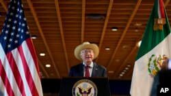 ARCHIVO - El embajador de Estados Unidos en México, Ken Salazar, habla durante una conferencia de prensa en la nueva embajada aún en construcción, en la Ciudad de México, el 29 de octubre de 2024. 