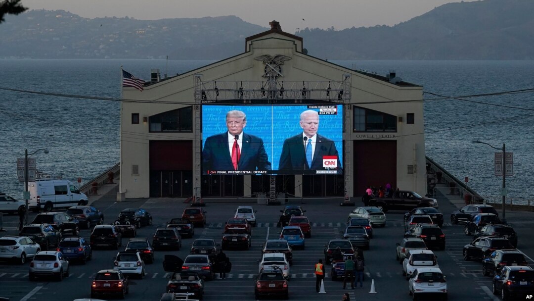 Watu wakiangalia mdahalo kati ya Rais Donald Trump katika magari yao.
