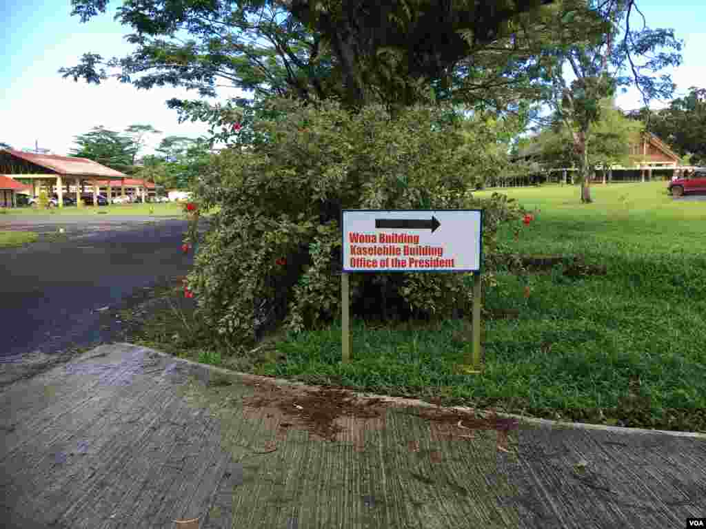 Bảng chỉ đường vào Văn phòng Tổng thống ở thủ đô Palikir, Pohnpei, Liên bang Micronesia, ngày 26 tháng 4, 2017 