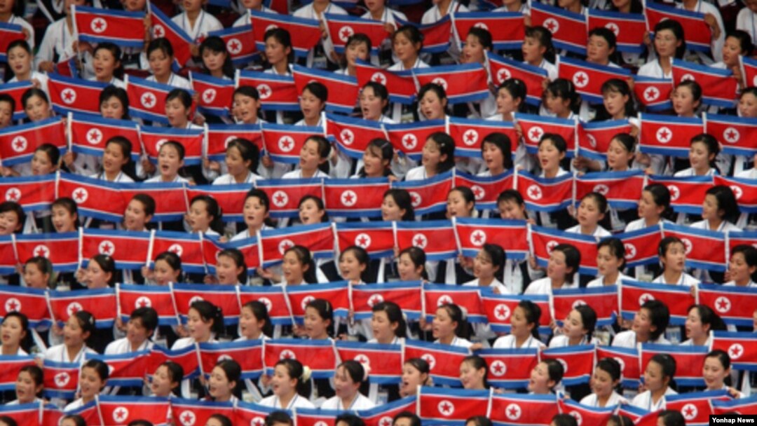 지난 2003년 8월 대구 월드컵경기장에서 열린 하계 유니버시아드 대회 개회식에서 북한 응원단이 응원하고 있다 . (자료사진)