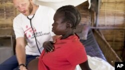 Bác sĩ khám cho một phụ nữ có thai 7 tháng bi nhiễm HIV