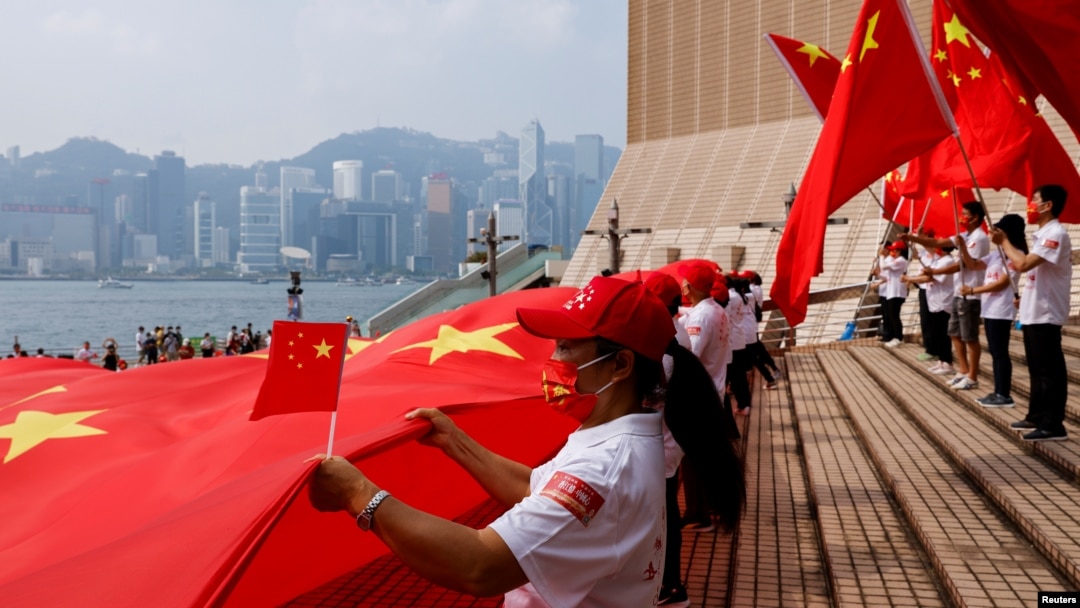 中國國慶日在香港的親北京人士揮舞中國國旗。 （2021年9月28日）