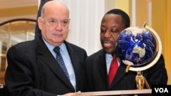 Insulza aprovechó el momento para hacer un llamado a los países del mundo a que cumplan su compromiso con Haití.